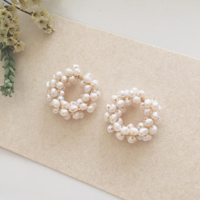再販•⚪︎○極小淡水パールのリースピアス○⚪︎•つぶつぶ サークル フラワーの通販 by anon's shop|ラクマ