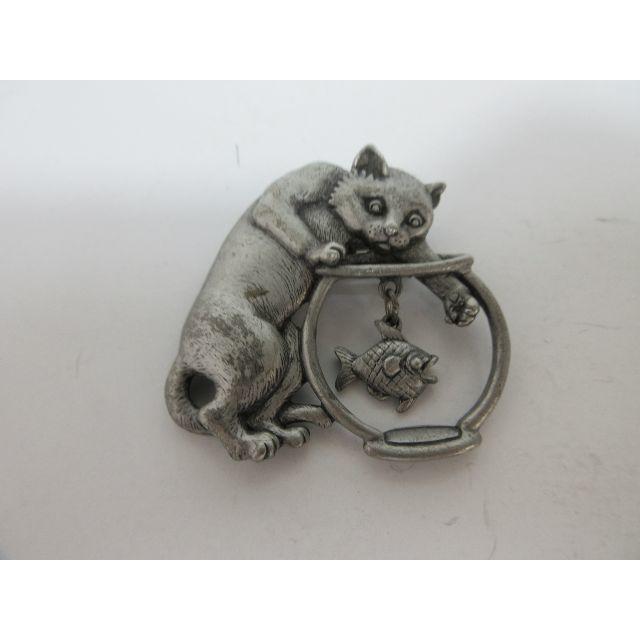 金魚と遊ぶ猫のブローチ Jj刻印 シルバートーン Jj12 7 の通販 By Nohona Hawaii S Shop ラクマ