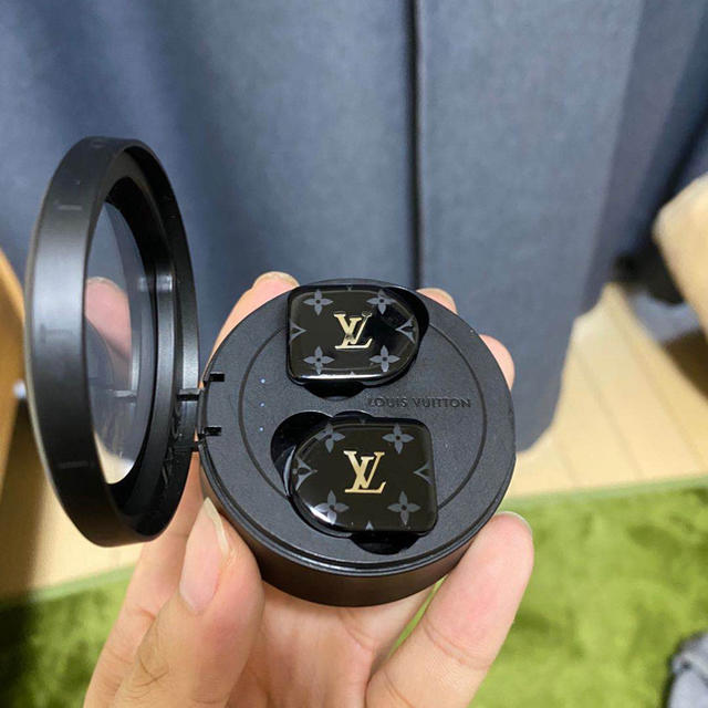 LOUIS VUITTON(ルイヴィトン)のルイ・ヴィトン イヤホン blue tooth  スマホ/家電/カメラのオーディオ機器(ヘッドフォン/イヤフォン)の商品写真