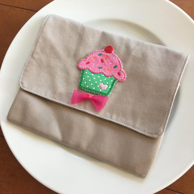 移動ポケット カップケーキ リボン ポシェット ハンカチ入れ ティッシュ入れの通販 By ミツバチ38 S Shop ラクマ 移動ポケット カップケーキ リボン ポシェット ハンカチ入れ ティッシュ入れの通販 By ミツバチ38 S Shop ラクマ