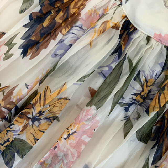Andemiu(アンデミュウ)のアンデミュウ　チュールプリーツ　大花柄スカート レディースのスカート(ロングスカート)の商品写真