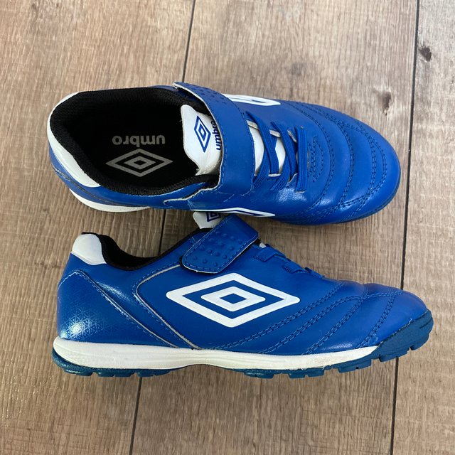 UMBRO(アンブロ)のアンブロ　サッカートレーニングシューズ スポーツ/アウトドアのサッカー/フットサル(シューズ)の商品写真