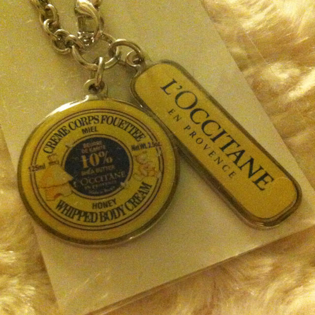 L'OCCITANE(ロクシタン)の限定シアハニー♡チャーム レディースのファッション小物(キーホルダー)の商品写真