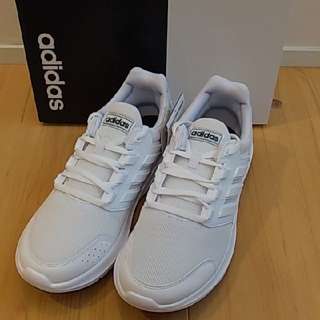 adidas(アディダス)の【送料無料】アディダス26.5　スニーカー26.5 新品　白スニーカー メンズの靴/シューズ(スニーカー)の商品写真
