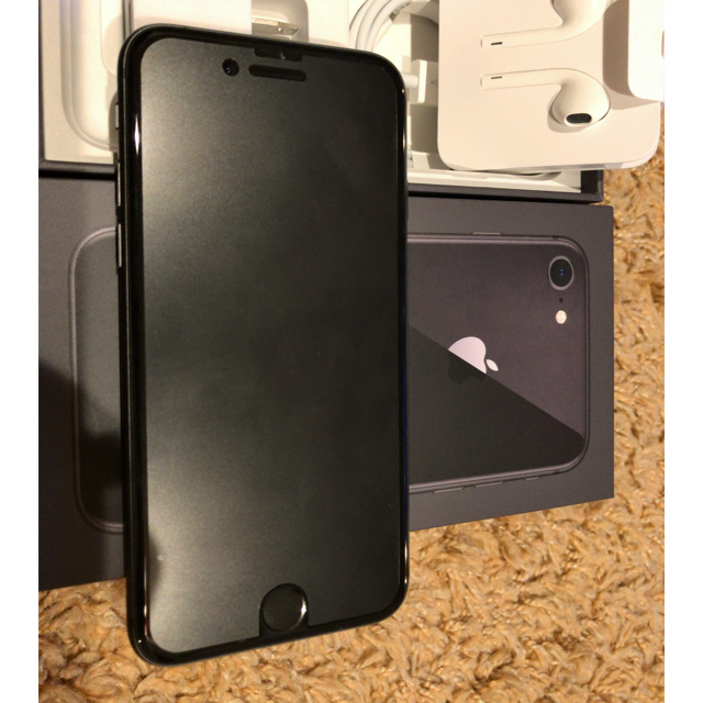 Apple(アップル)のiPhone8 本体 スペースグレー 64GB 付属品あり スマホ/家電/カメラのスマートフォン/携帯電話(スマートフォン本体)の商品写真