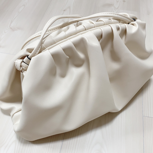 Bottega Veneta(ボッテガヴェネタ)の本革　牛革　高級レザー　新品ショルダーバッグ レディースのバッグ(ショルダーバッグ)の商品写真