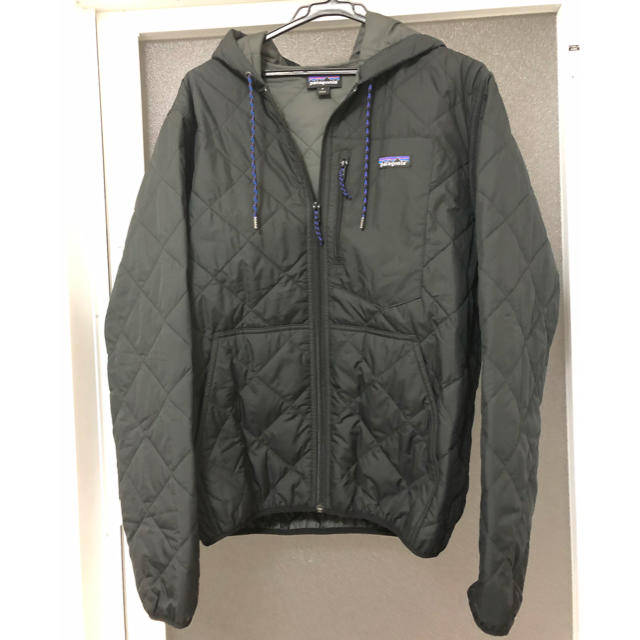 patagonia(パタゴニア)のパタゴニア 27610 ボンバー フーディ ブラック サイズ M  未使用 メンズのジャケット/アウター(ダウンジャケット)の商品写真