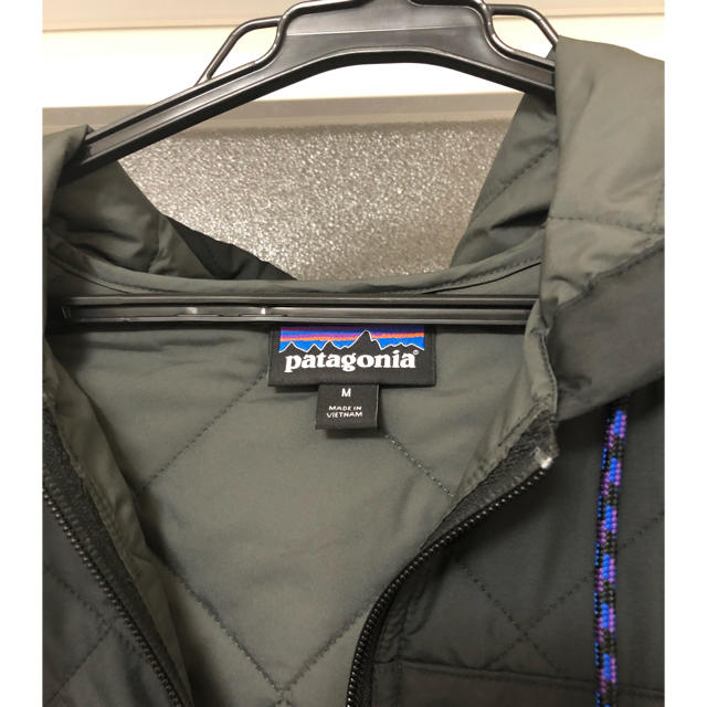 patagonia(パタゴニア)のパタゴニア 27610 ボンバー フーディ ブラック サイズ M  未使用 メンズのジャケット/アウター(ダウンジャケット)の商品写真