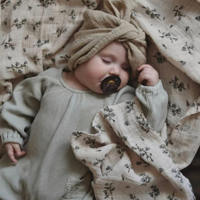 Caramel baby&child (キャラメルベビー&チャイルド)のGarbo&Friends＿Swaddle Blanket / Bluebell キッズ/ベビー/マタニティのこども用ファッション小物(おくるみ/ブランケット)の商品写真