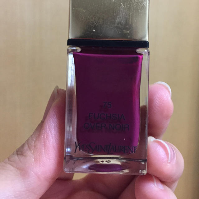 Yves Saint Laurent Beaute(イヴサンローランボーテ)のイヴ・サンローラン ララッククチュール75 コスメ/美容のネイル(マニキュア)の商品写真