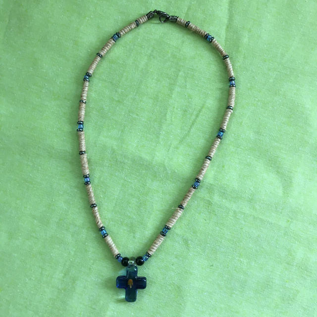 ブルー十字架ネックレス レディースのアクセサリー(ネックレス)の商品写真