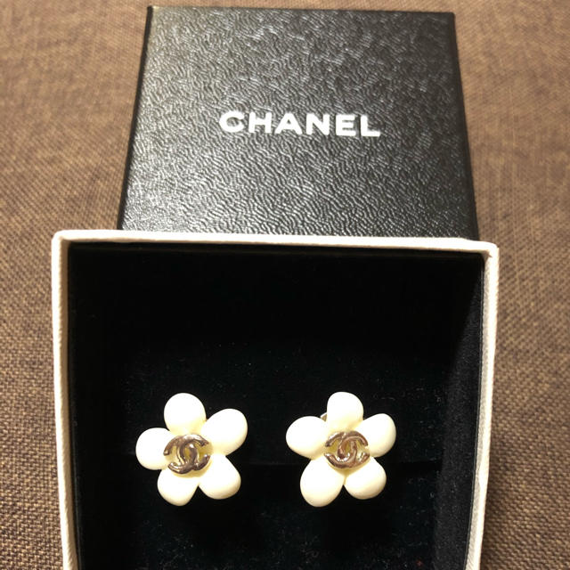 Chanel シャネル カメリアイヤリング 白 花の通販 By セシル S Shop シャネルならラクマ