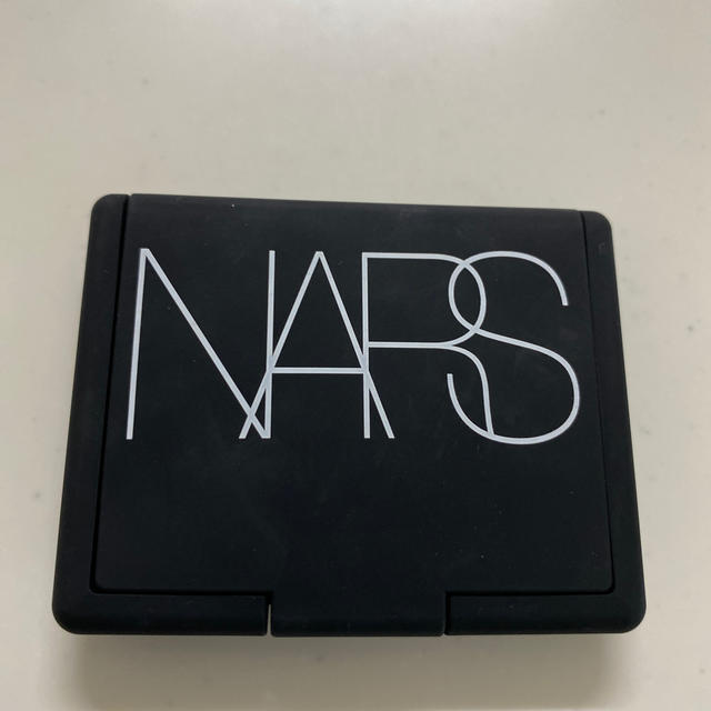 NARS(ナーズ)のNARS ブラッシュ　ディープスロート　新品未使用 コスメ/美容のベースメイク/化粧品(チーク)の商品写真