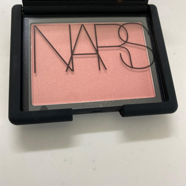 NARS(ナーズ)のNARS ブラッシュ　ディープスロート　新品未使用 コスメ/美容のベースメイク/化粧品(チーク)の商品写真