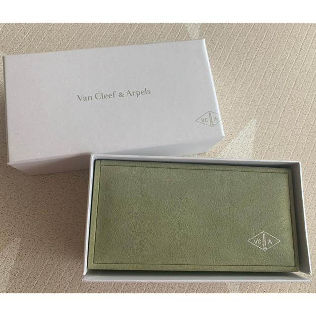 Van Cleef & Arpels(ヴァンクリーフアンドアーペル)の【ゆいな様専用】Van Cleef & Arpels ブレスレットBox レディースのアクセサリー(ブレスレット/バングル)の商品写真