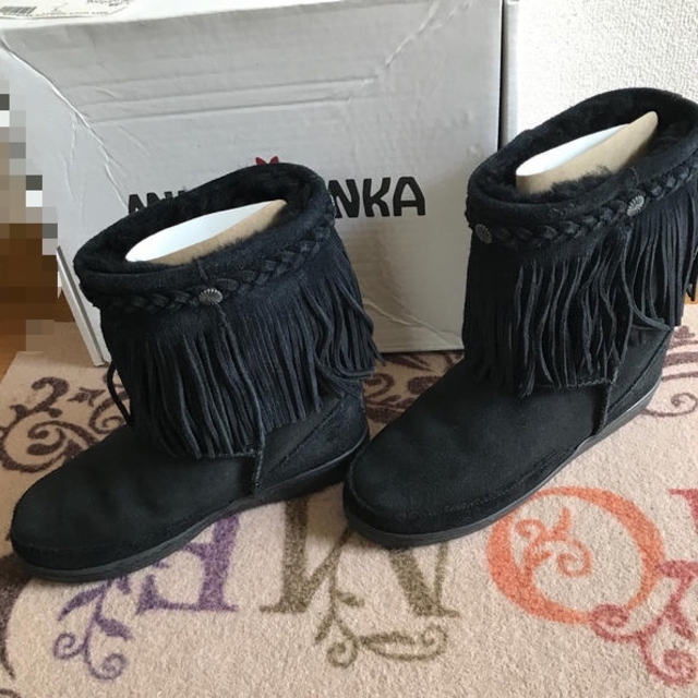 Minnetonka(ミネトンカ)のミネトンカ　ムートンボアフリンジブーツ レディースの靴/シューズ(ブーツ)の商品写真