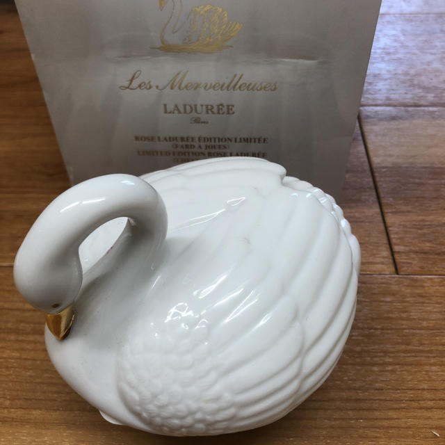 Les Merveilleuses LADUREE(レメルヴェイユーズラデュレ)のラデュレ  限定チークポット　白鳥　(チークなし、ポットのみ) コスメ/美容のベースメイク/化粧品(チーク)の商品写真