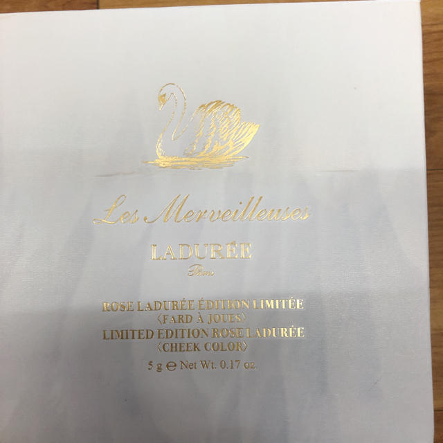 Les Merveilleuses LADUREE(レメルヴェイユーズラデュレ)のラデュレ  限定チークポット　白鳥　(チークなし、ポットのみ) コスメ/美容のベースメイク/化粧品(チーク)の商品写真