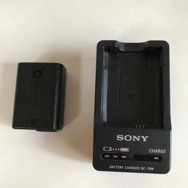 SONY(ソニー)のSONY純正充電器BCーTRW バッテリー　NPーFW50 スマホ/家電/カメラのスマートフォン/携帯電話(バッテリー/充電器)の商品写真