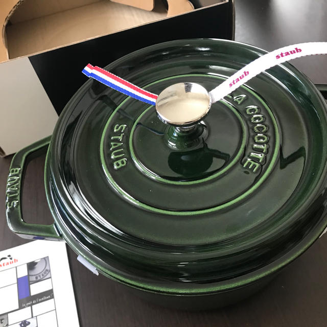 STAUB(ストウブ)の【保証付未使用】ストウブ　ラウンド　ココット　22cm バジルグリーン インテリア/住まい/日用品のキッチン/食器(鍋/フライパン)の商品写真