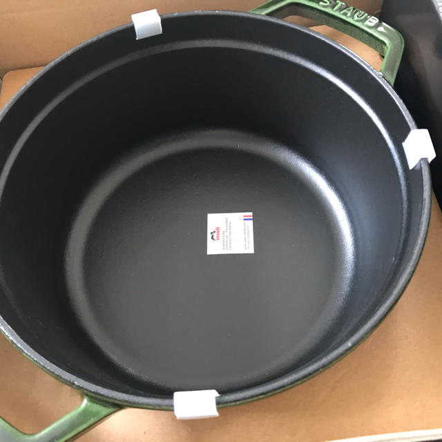 STAUB(ストウブ)の【保証付未使用】ストウブ　ラウンド　ココット　22cm バジルグリーン インテリア/住まい/日用品のキッチン/食器(鍋/フライパン)の商品写真