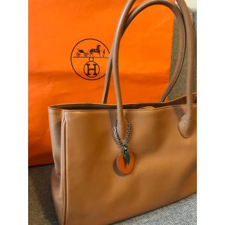 エルメス(Hermes)のHERMES エルメス　オレンジ　チャーム　と大きめトートバッグ(チャーム)