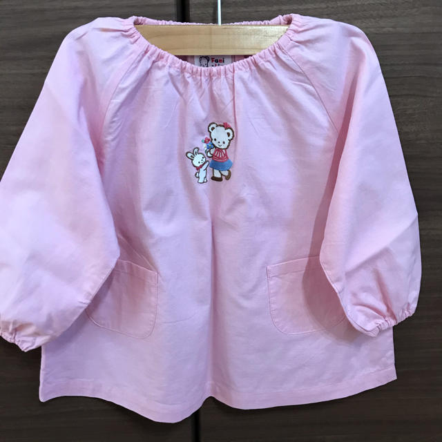 familiar(ファミリア)のfamiliar 現行品 1回のみ着用 スモック 100 女の子 キッズ/ベビー/マタニティのキッズ服女の子用(90cm~)(その他)の商品写真