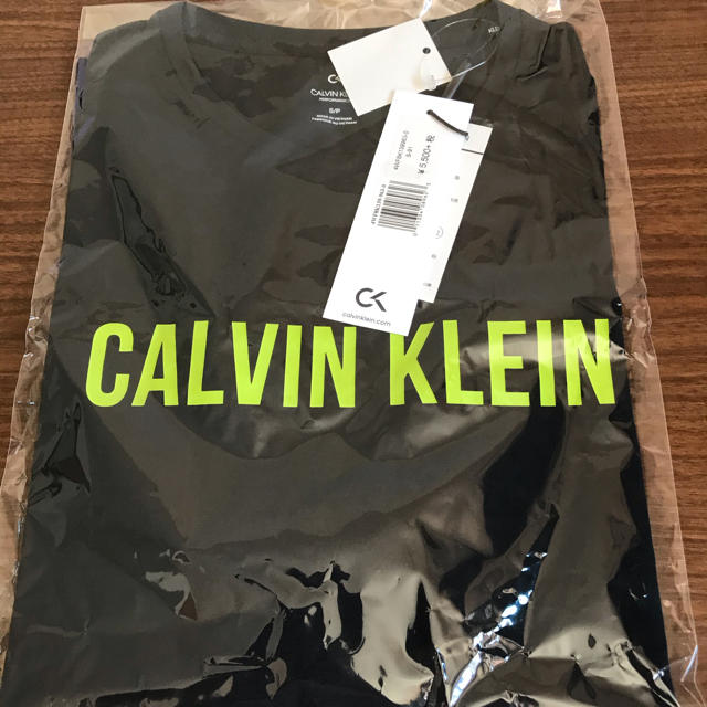 Calvin Klein(カルバンクライン)の新品 カルバンクライン ロゴ Tシャツ Sサイズ レディースのトップス(Tシャツ(半袖/袖なし))の商品写真