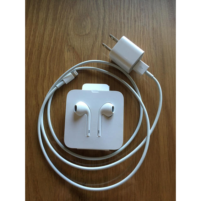 Apple(アップル)のイヤホン、充電器（新品） スマホ/家電/カメラのオーディオ機器(ヘッドフォン/イヤフォン)の商品写真