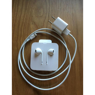 アップル(Apple)のイヤホン、充電器（新品）(ヘッドフォン/イヤフォン)