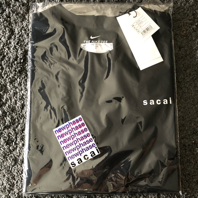 sacai(サカイ)のsacai  NIKE  tシャツ (未開封) メンズのトップス(Tシャツ/カットソー(半袖/袖なし))の商品写真