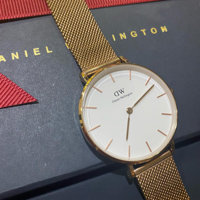 Daniel Wellington(ダニエルウェリントン)のウィラ様専用ページ ダニエルウェリントン　腕時計  ゴールド　ホワイト　美品 レディースのファッション小物(腕時計)の商品写真