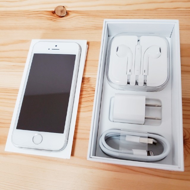 iPhone SE Silver 32 GB UQ mobile スマートフォン本体