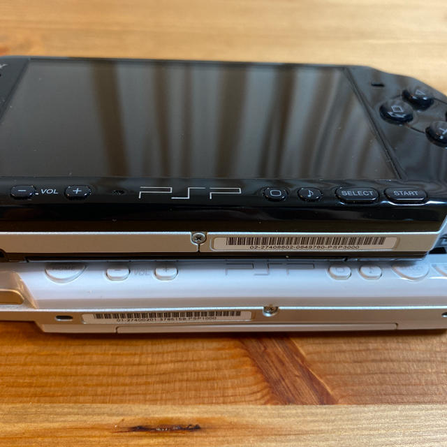 PlayStation Portable(プレイステーションポータブル)のやどんちゃん様専用☆ PSP本体2個セット　1000&3000 エンタメ/ホビーのゲームソフト/ゲーム機本体(携帯用ゲーム機本体)の商品写真