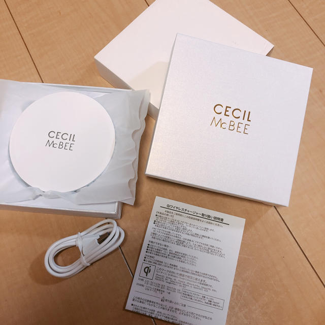 CECIL McBEE(セシルマクビー)のセシル Qi ワイヤレス チャージャー 充電器 iPhone Android スマホ/家電/カメラのスマートフォン/携帯電話(バッテリー/充電器)の商品写真