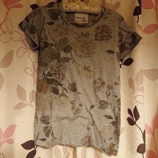 アンティカ(antiqua)の[antiqua]シンプル花柄TシャツGY(Tシャツ(半袖/袖なし))