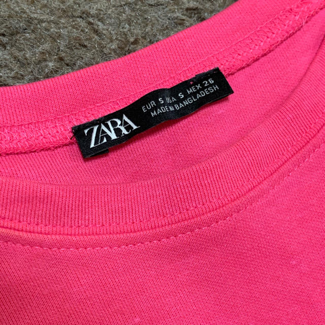 ZARA(ザラ)のZARA  ショッキングピンク　オーバーサイズTシャツ レディースのトップス(Tシャツ(半袖/袖なし))の商品写真