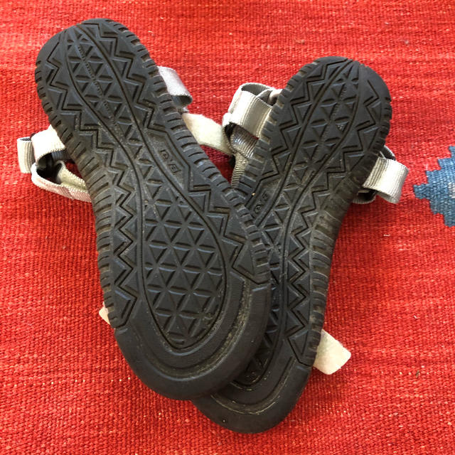 Teva(テバ)の中古　テバ　tava   シルバー　サンダル　23cm レディースの靴/シューズ(サンダル)の商品写真