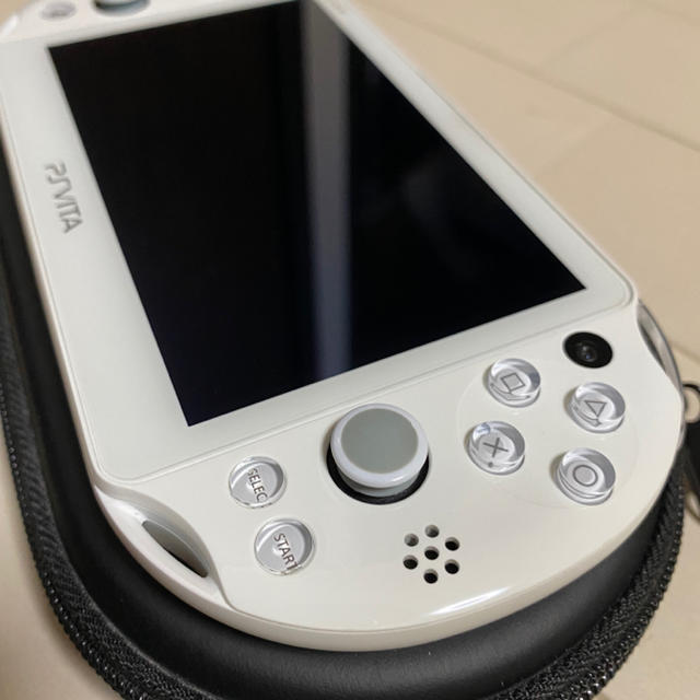 PlayStation Vita(プレイステーションヴィータ)のPlayStation Vita Wi-Fiモデル ホワイト 2000シリーズ エンタメ/ホビーのゲームソフト/ゲーム機本体(携帯用ゲーム機本体)の商品写真