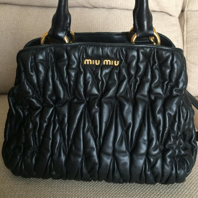 miumiu マトラッセ 黒 - ショルダーバッグ