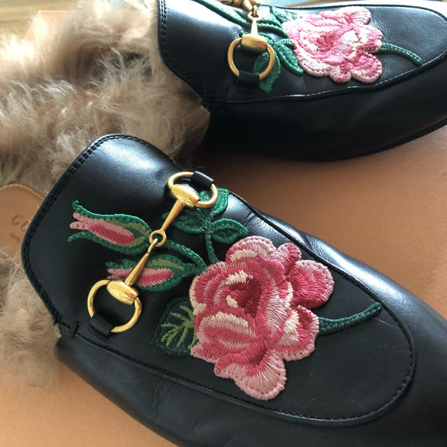 Gucci(グッチ)の最終値下げGUCCI プリンスタウン レザースリッパ ファースリッパ レディースの靴/シューズ(スリッポン/モカシン)の商品写真