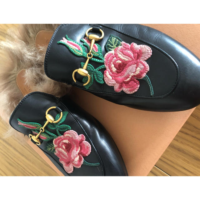 Gucci(グッチ)の最終値下げGUCCI プリンスタウン レザースリッパ ファースリッパ レディースの靴/シューズ(スリッポン/モカシン)の商品写真