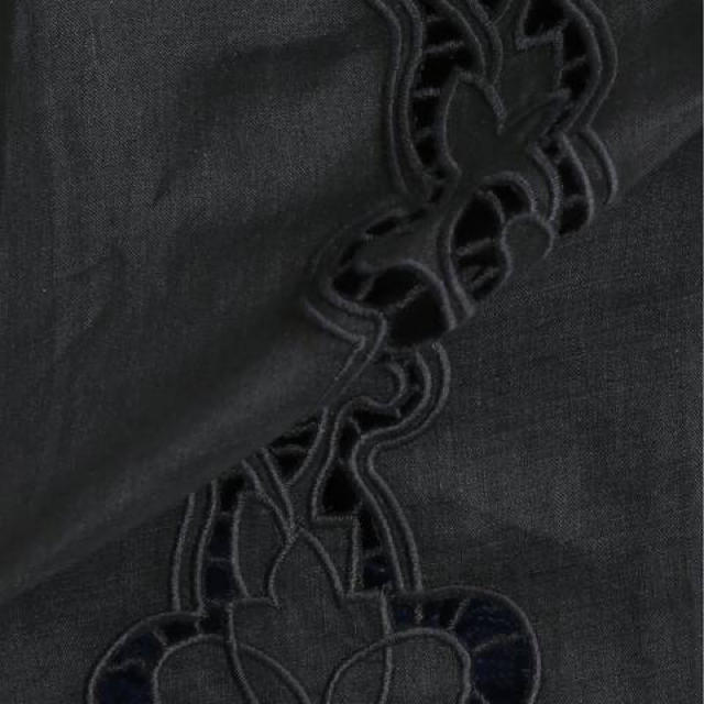 IENA(イエナ)のイエナ　エンブロイダリー ノースリーブブラウス　ブラック レディースのトップス(シャツ/ブラウス(半袖/袖なし))の商品写真
