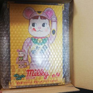BE@RBRICK 招き猫 ペコちゃん 桃金メッキ 100％ ＆ 400％(ぬいぐるみ)