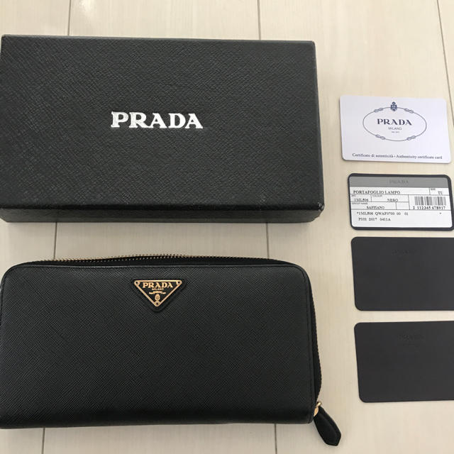 PRADA プラダの長財布