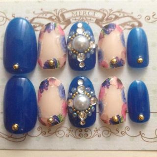 ロイヤルブルーフラワー囲みビジューネイル(つけ爪/ネイルチップ)