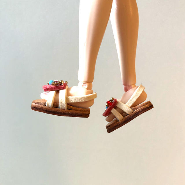 ネオブライス　スウェードビーズサンダル ハンドメイドのおもちゃ(ミニチュア)の商品写真