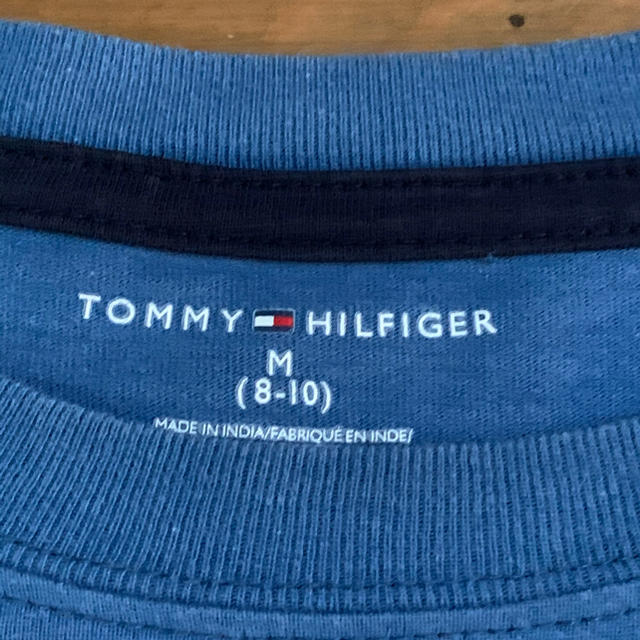 TOMMY HILFIGER(トミーヒルフィガー)のもーとん様専用トミーヒルフィガーのきれいな青のTシャツ　M 150 キッズ/ベビー/マタニティのキッズ服男の子用(90cm~)(Tシャツ/カットソー)の商品写真