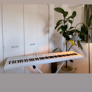ALESIS アレシス　ホワイト　キーボード　(電子ピアノ)