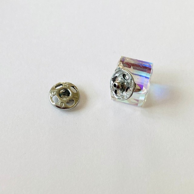 SWAROVSKI(スワロフスキー)のキューブスワロフスキーマスクチャーム ハンドメイドのアクセサリー(チャーム)の商品写真